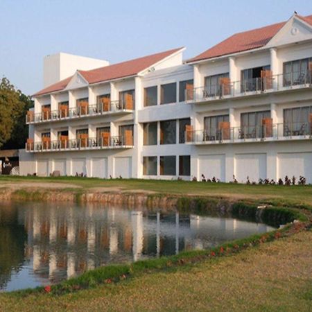 Club Mahindra Kensville Golf Resort Ahmedabad Exteriör bild